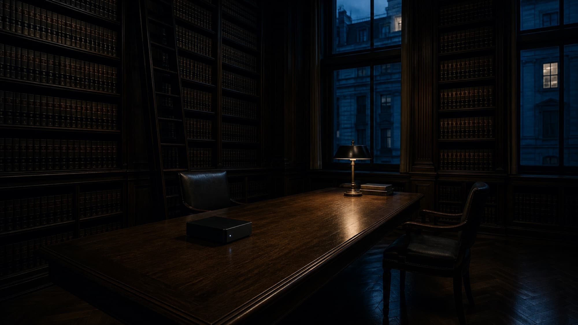 Bibliothek einer Kanzlei bei Nacht mit gedämpftem Licht und geschlossenem Zugang (KI-generiertes Bild)